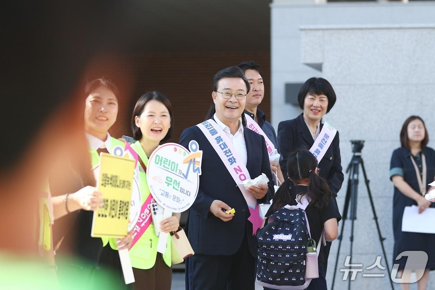 본문 이미지 - 김성제 경기 의왕시장이 7일 고천초 개교 맞이 행사에 참석해 학생들의 첫 등교를 축하하고 있다. (의왕시 제공. 재판매 및 DB 금지) 2026.9.7/뉴스1