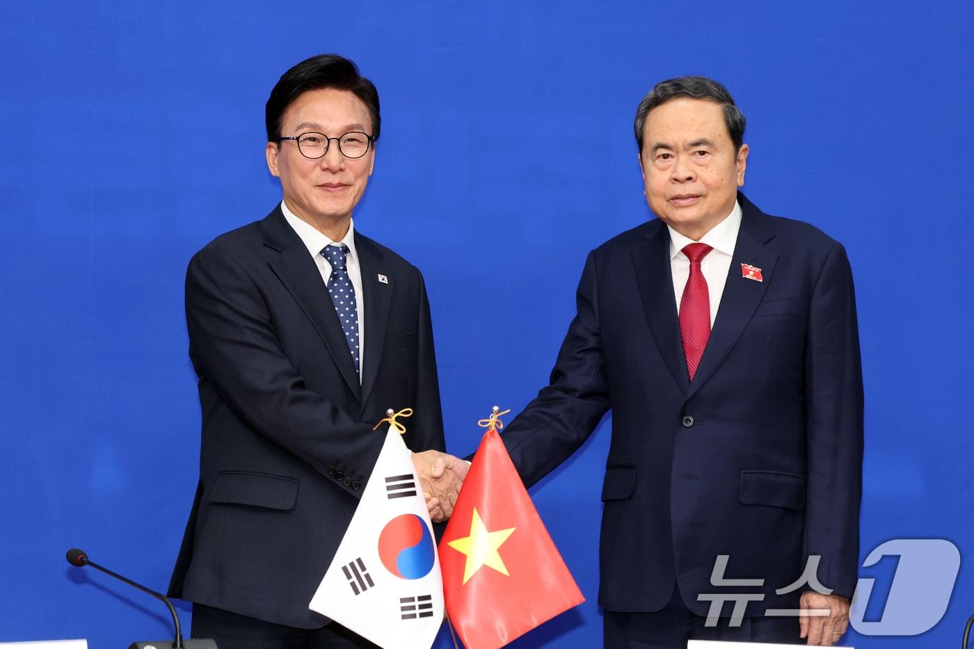 본문 이미지 - 김민석 더불어민주당 대표가 7일 오후 서울 여의도 국회에서 쩐 타잉 먼 베트남 국회의장을 접견, 악수를 하고 있다. 2026.9.7 ⓒ 뉴스1 황기선 기자