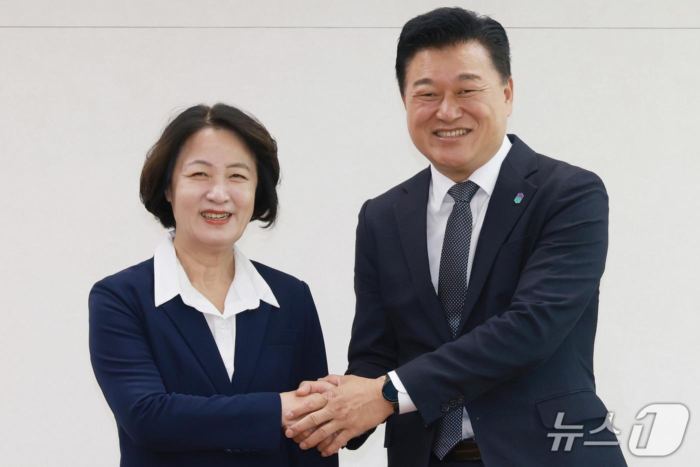 본문 이미지 - 추미애 경기도지사와 신용한 충청북도지사.(경기도 제공. 재판매 및 DB금지)