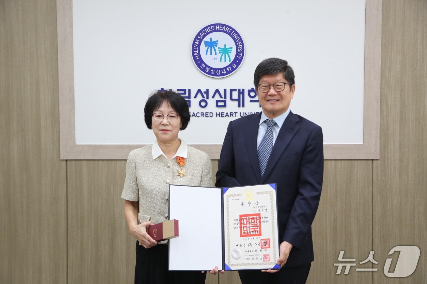 본문 이미지 - 이희섭 한림성심대학교 사회복지과 명예교수(사진 왼쪽)와 문영식 한림성심대학교 총장. (한림성심대학교 제공. 재판매 및 DB금지)/뉴스1