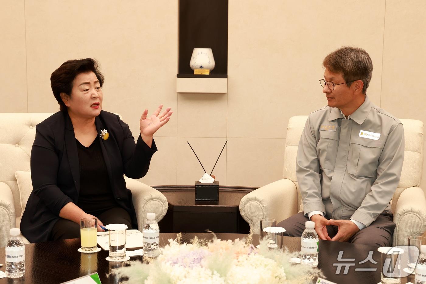 본문 이미지 - 천기옥 동구청장(왼쪽)은 7일 HD현대중공업 금석호 대표이사를 만나 '노사 상생 협력 방안'을 논의했다.(울산 동구 제공. 재판매 및 DB금지)/뉴스1