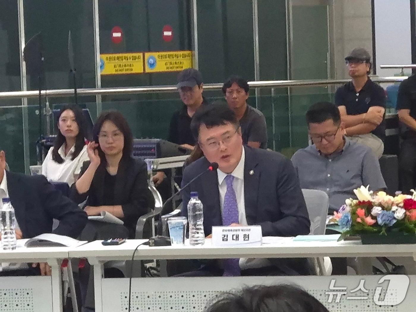본문 이미지 - 김대현 문화체육관광부 제2차관이 7일 오후 양양국제공항 국제선 도착 대합실에서 열린 '지방공항 연계 지역관광 활성화 협력 포럼'에서 인사말을 하고 있다. 2026.9.7/뉴스1 윤왕근 기자