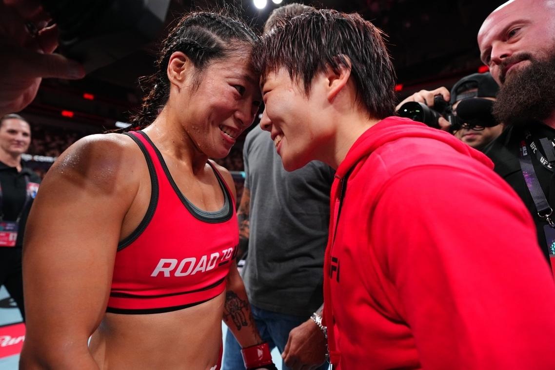 본문 이미지 - 여자 격투기 박보현(오른쪽)이 멍보와 페이스 오프를 하고 있다. (UFC 제공)