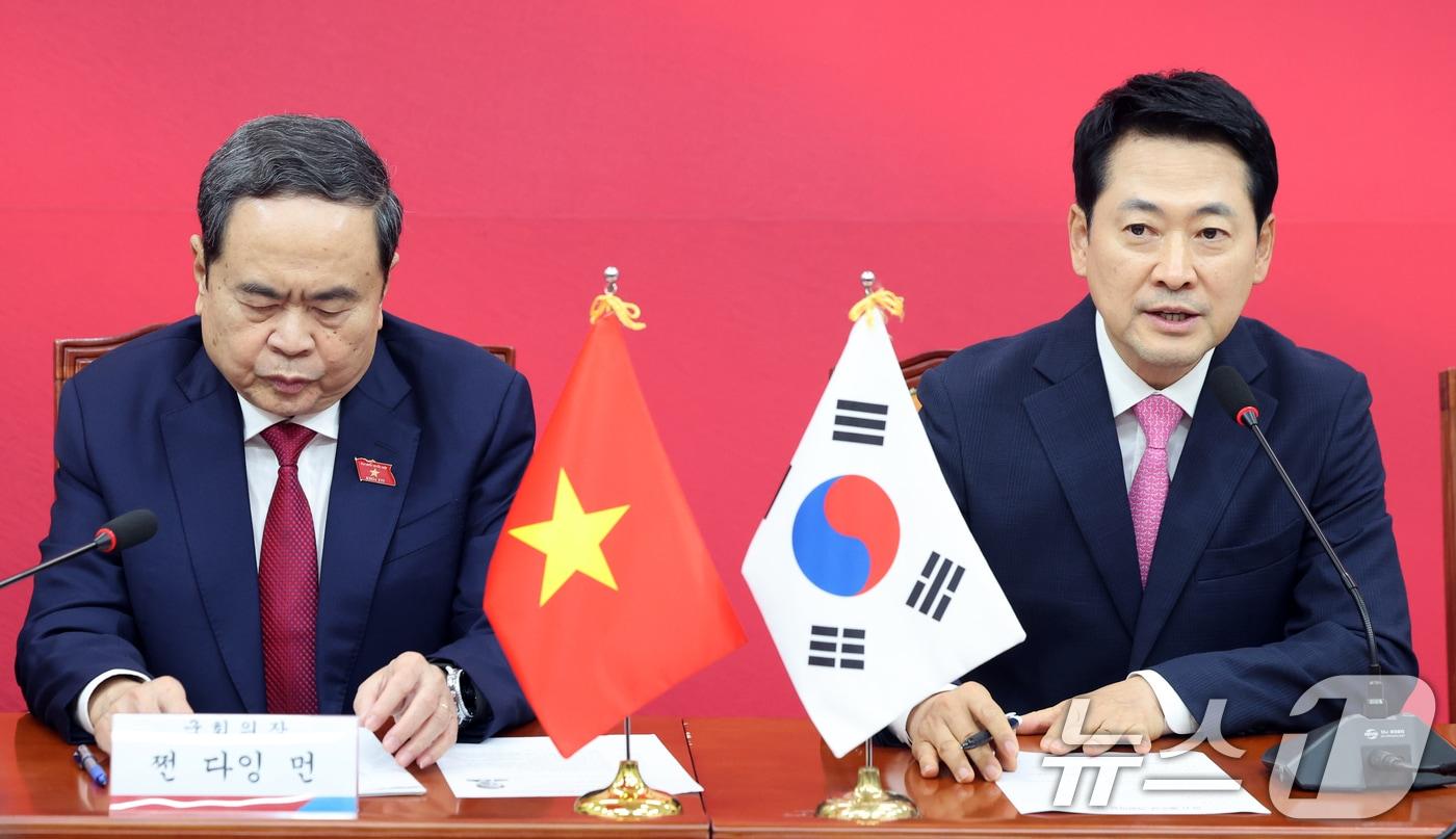 본문 이미지 - 장동혁 국민의힘 대표가 7일 오후 서울 여의도 국회에서 쩐 타잉 먼 베트남 국회의장을 접견, 인사말을 하고 있다. 2026.9.7 ⓒ 뉴스1 황기선 기자