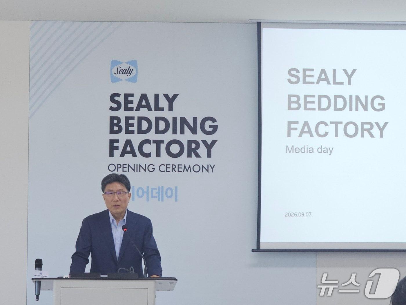 본문 이미지 - 윤종효 씰리침대 대표가 7일 경기도 여주시 씰리침대 여주공장에서 열린 미디어데이에서 발언하고 있다. 2026.9.7 ⓒ 뉴스1 정지윤 기자