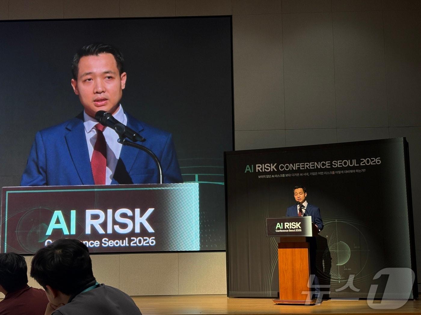 본문 이미지 - 와나 툰 오픈AI 응용AI 보안 스페셜리스트가 7일 서울 서초구 삼성금융캠퍼스에서 열린 \'AI 리스크 콘퍼런스 서울 2026\'에서 발표하고 있다. 2026.09.07 ⓒ 뉴스1 유수연 기자
