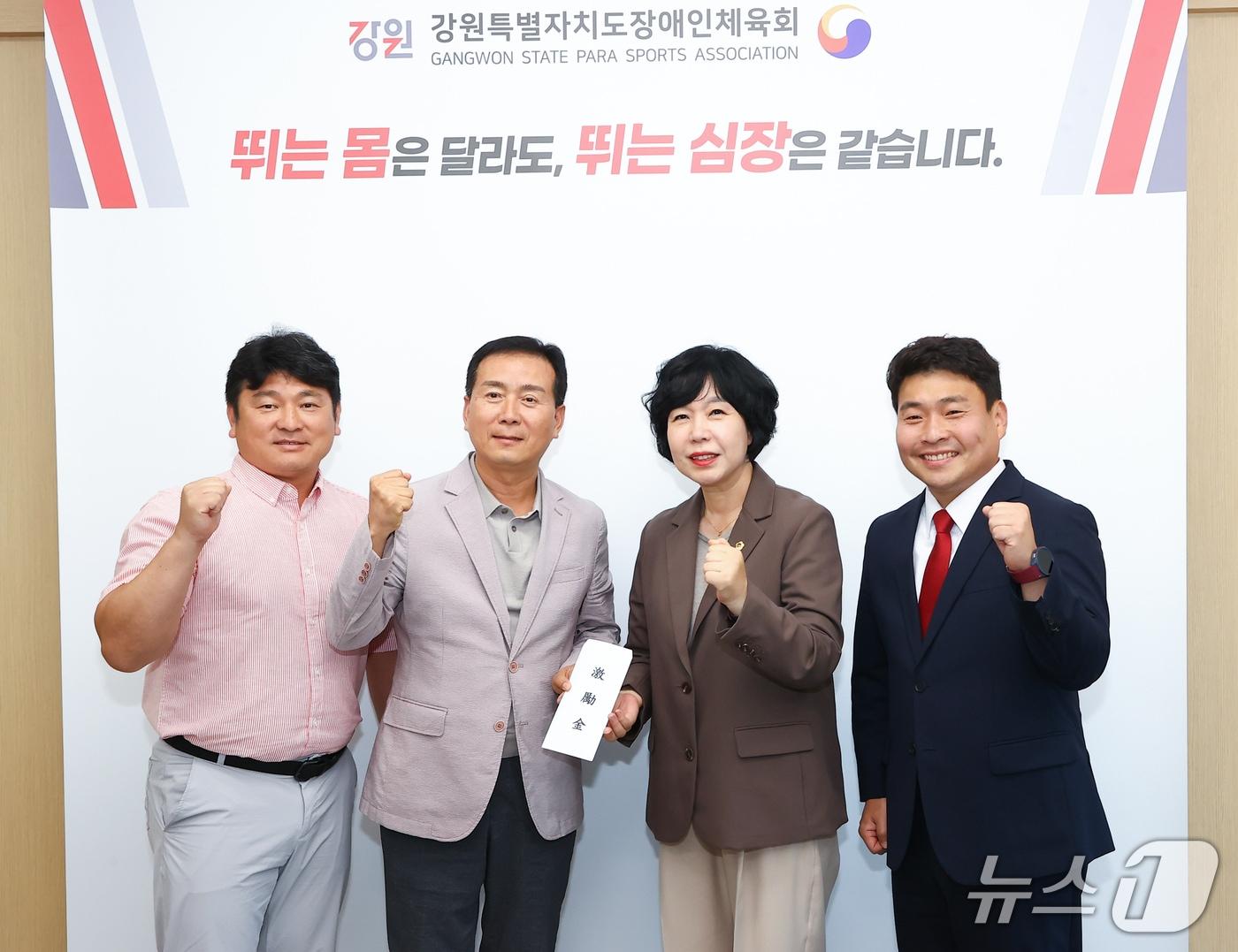 본문 이미지 - 강원도의회 행정문화위원회는 7일 도장애인체육회를 찾아 전국장애인체전 준비 상황과 선수단 운영 계획을 살피고, 격려금을 전달했다.(강원도의회 제공. 재판매 및 DB금지)/뉴스1