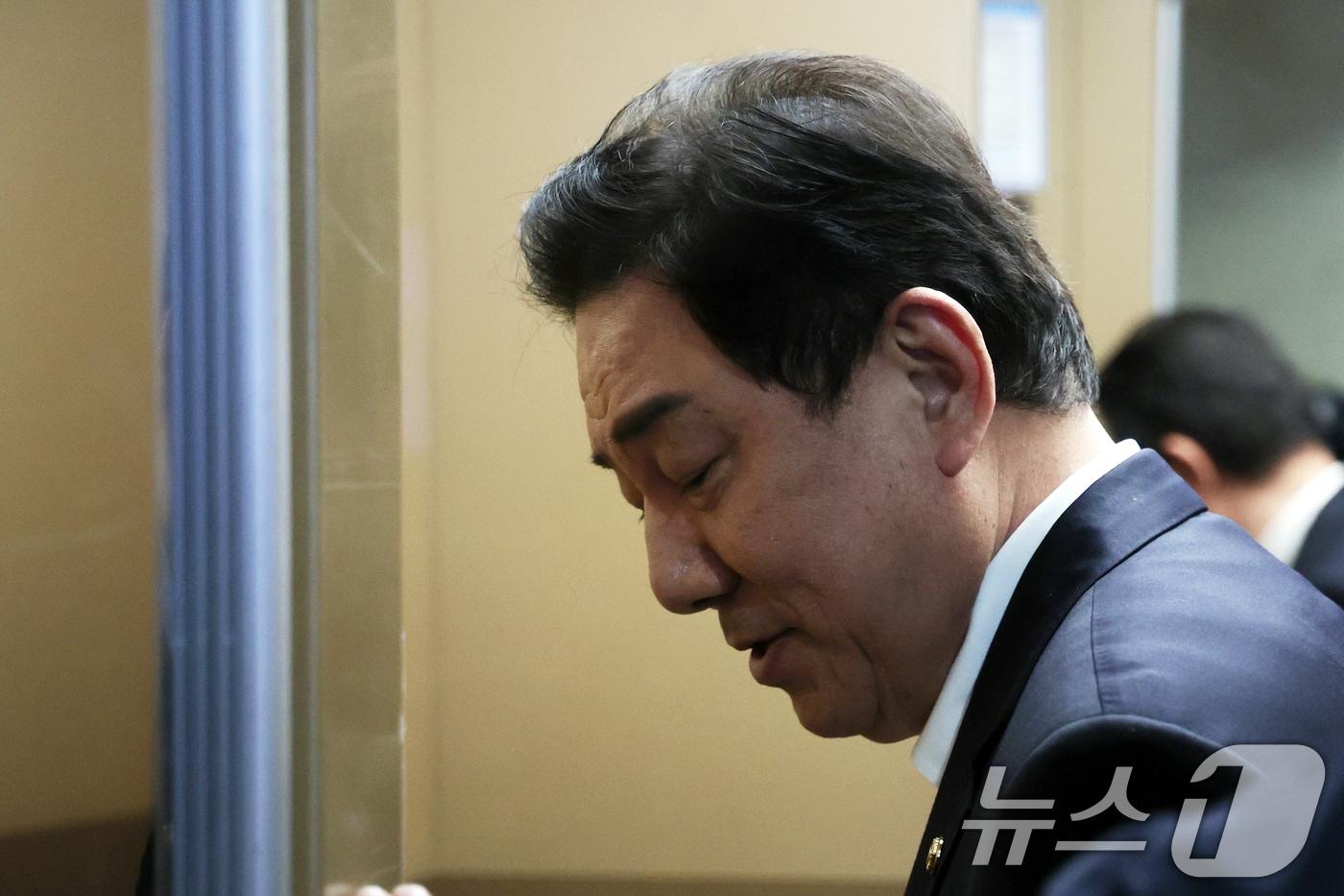 본문 이미지 - 김병기 무소속 의원이 7일 오후 서울 여의도 국회 의원회관 의원실을 나서고 있다. 이날 경찰은 각종 비위 의혹을 받는 김 의원에 대한 구속영장을 신청했다. 지난해 9월 첫 고발장이 접수된 지 약 1년 만이다. 2026.9.7 ⓒ 뉴스1 황기선 기자