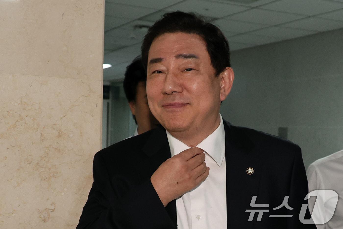 본문 이미지 - 김병기 무소속 의원이 7일 오후 서울 여의도 국회 의원회관 의원실을 나서고 있다. 이날 경찰은 각종 비위 의혹을 받는 김 의원에 대한 구속영장을 신청했다. 지난해 9월 첫 고발장이 접수된 지 약 1년 만이다. 2026.9.7 ⓒ 뉴스1 황기선 기자