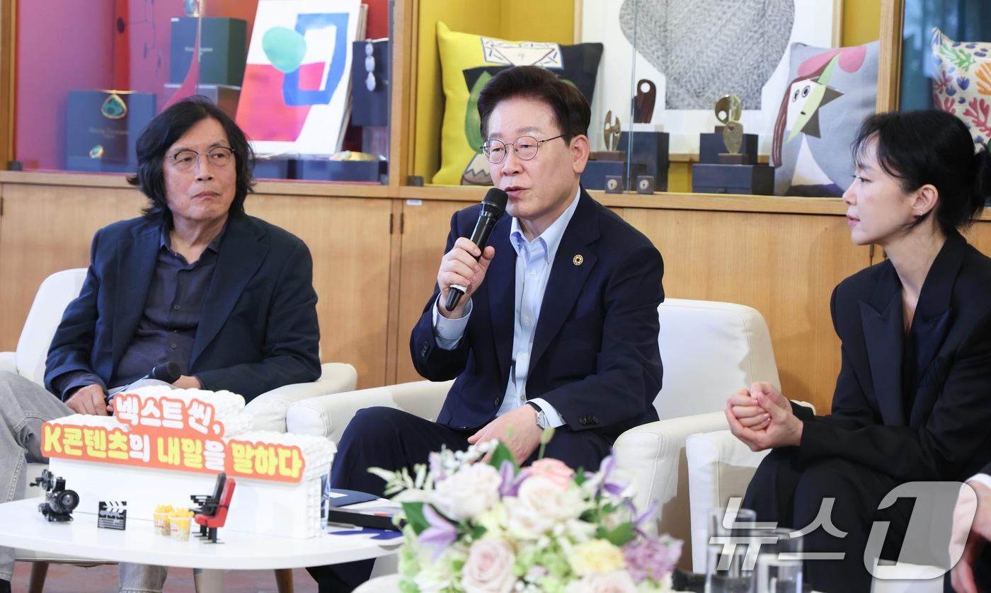 본문 이미지 - 프랑스를 국빈 방문 중인 이재명 대통령이 7일(현지시간) 생폴드방스 매그 재단에서 열린 '뤼미에르 서밋' 영화인과의 대화에서 발언하고 있다. 왼쪽부터 이창동 감독, 이재명 대통령, 배우 전도연. 2026.9.7 ⓒ 뉴스1 이재명 기자