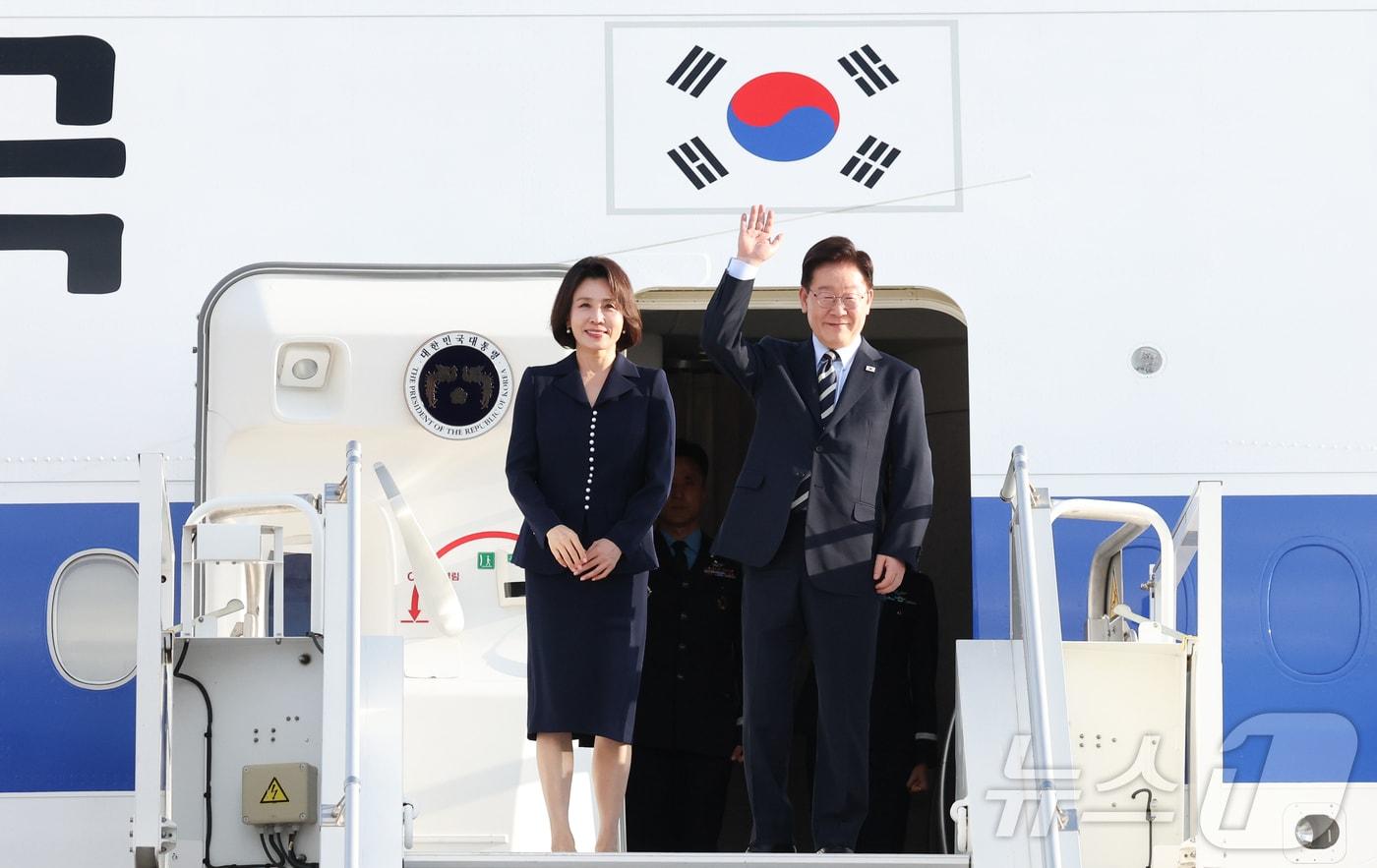 본문 이미지 - 프랑스를 국빈 방문 중인 이재명 대통령과 김혜경 여사가 지난 7일(현지시간) 니스 코트다쥐르 공항에서 파리행 공군 1호기에 올라 환송객에게 인사하고 있다. ⓒ 뉴스1 이재명 기자