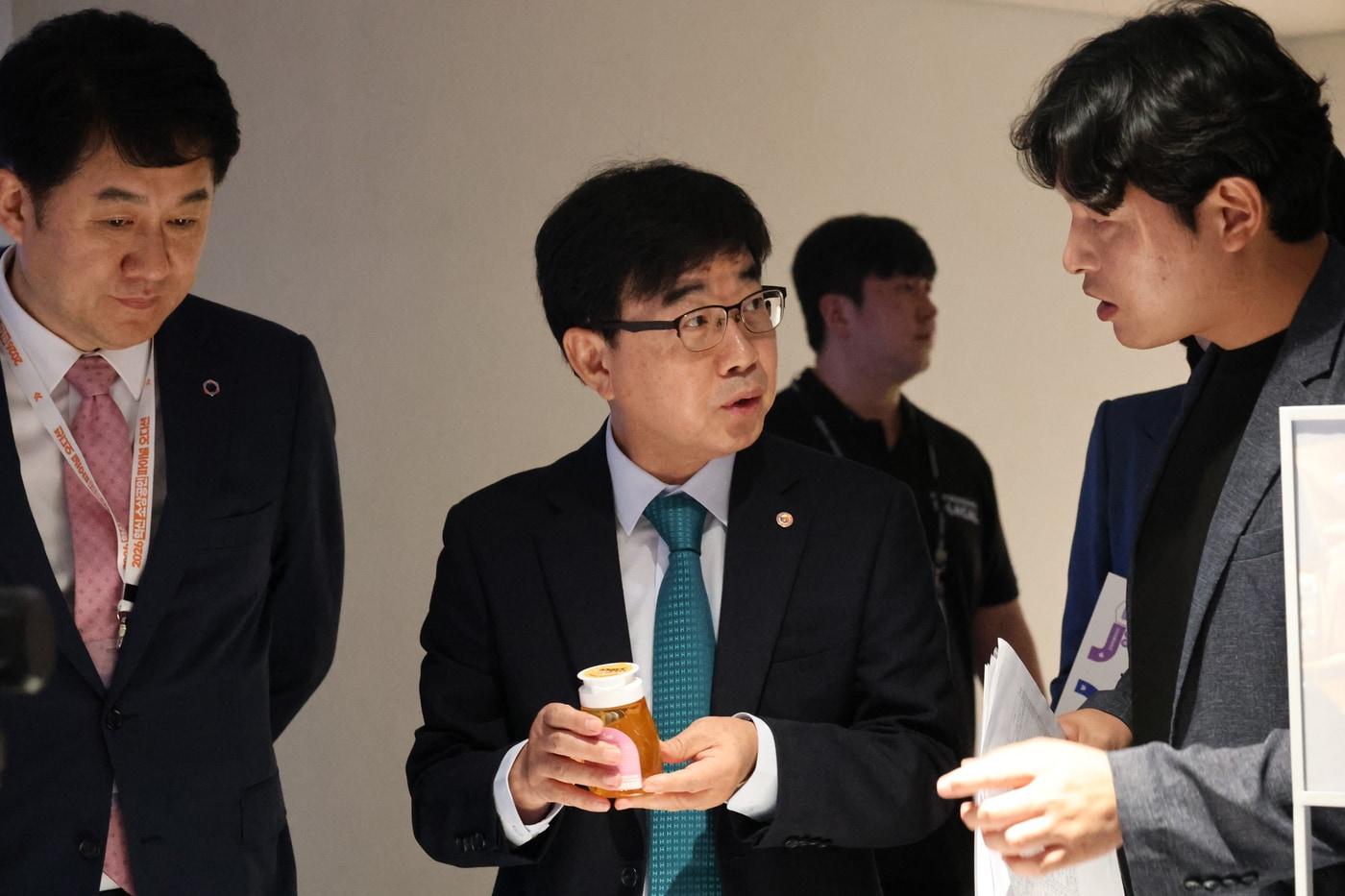 본문 이미지 - 인태연 소상공인시장진흥공단 이사장이 행사장을 순회하고 있다.(소상공인시장진흥공단 제공)