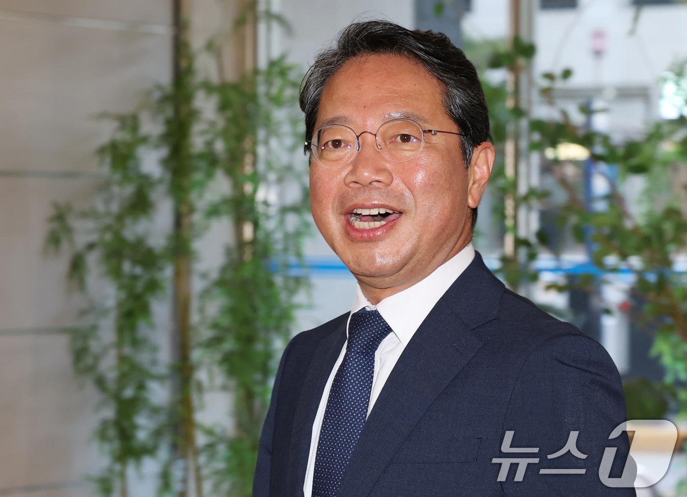 본문 이미지 - 김승원 법무부 장관 후보자가 8일 오전 서울 종로구 적선현대빌딩에 마련된 인사청문회 준비 사무실로 출근하고 있다. 2026.9.8 ⓒ 뉴스1 김민지 기자