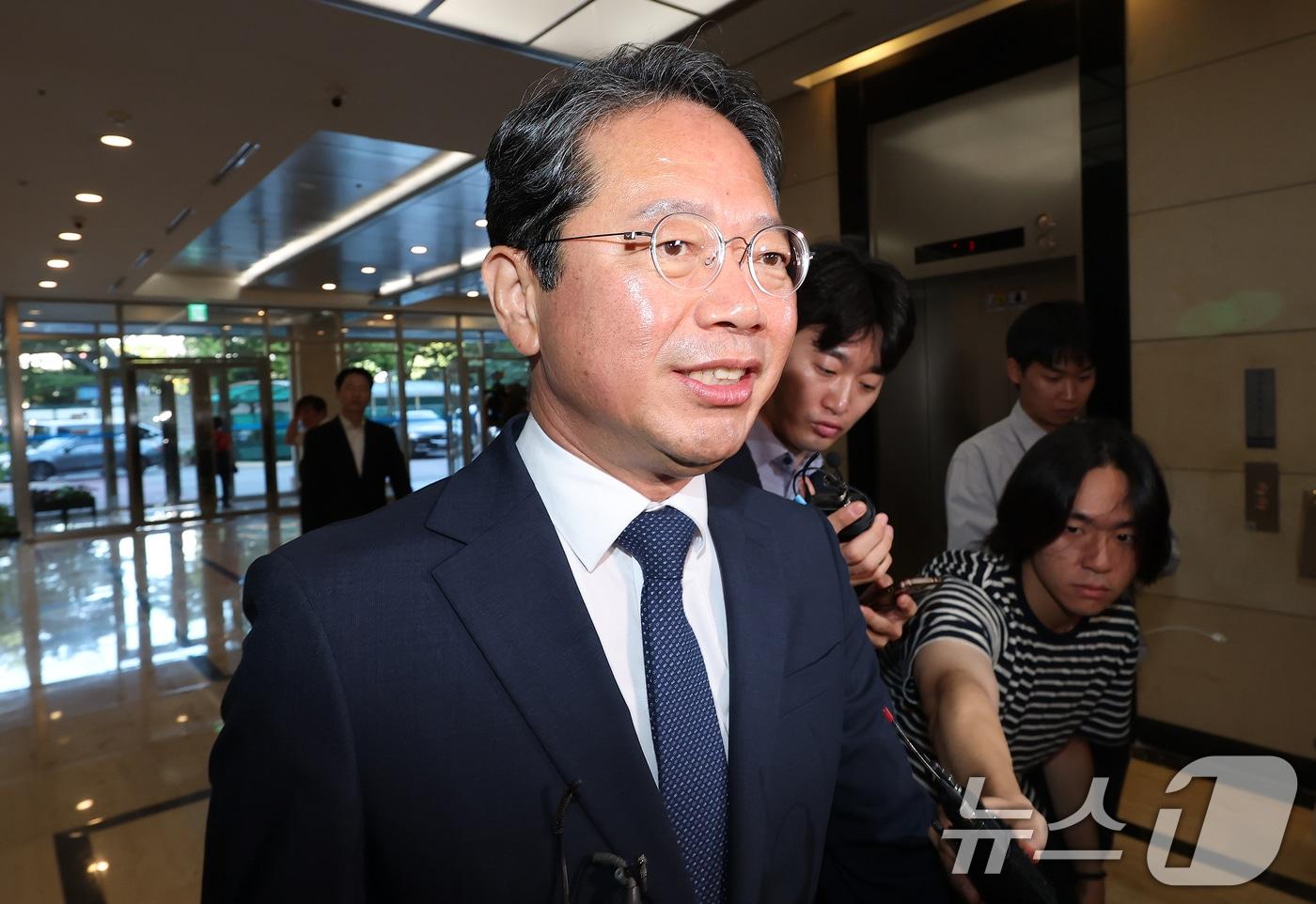 본문 이미지 - 김승원 법무부 장관 후보자가 8일 오전 서울 종로구 적선현대빌딩에 마련된 인사청문회 준비 사무실로 출근하고 있다. 2026.9.8 ⓒ 뉴스1 김민지 기자