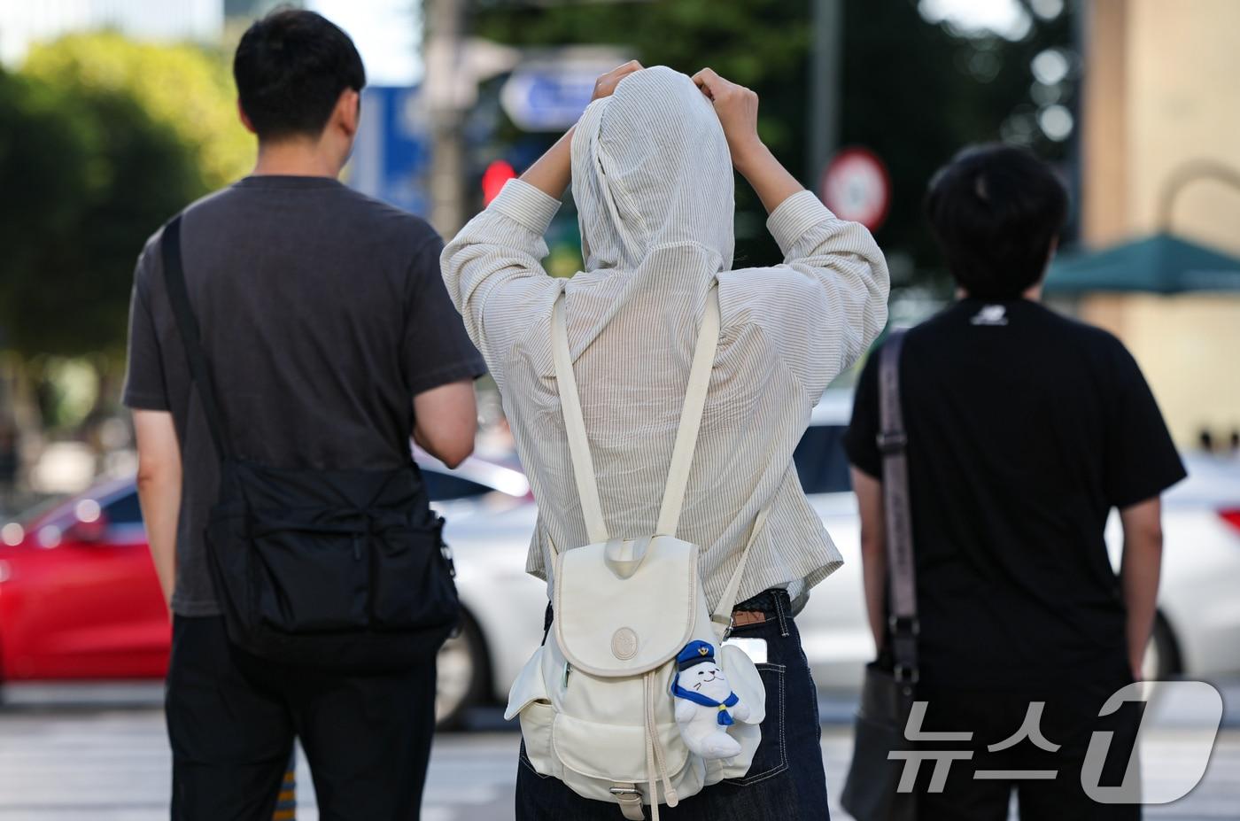 본문 이미지 - 서울 아침 최저기온이 18도까지 떨어지는 등 큰 일교차가 예보된 8일 서울 종로구 광화문네거리에서 긴팔 옷을 입은 시민이 길을 지나고 있다. 2026.9.8 ⓒ 뉴스1 김도우 기자