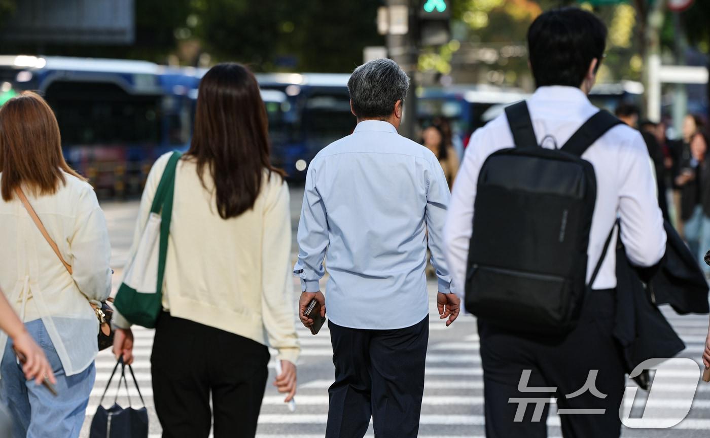 본문 이미지 - 서울 아침 최저기온이 18도까지 떨어지는 등 큰 일교차가 예보된 8일 서울 종로구 광화문네거리에서 긴팔 옷을 입은 시민이 길을 지나고 있다. 2026.9.8 ⓒ 뉴스1 김도우 기자