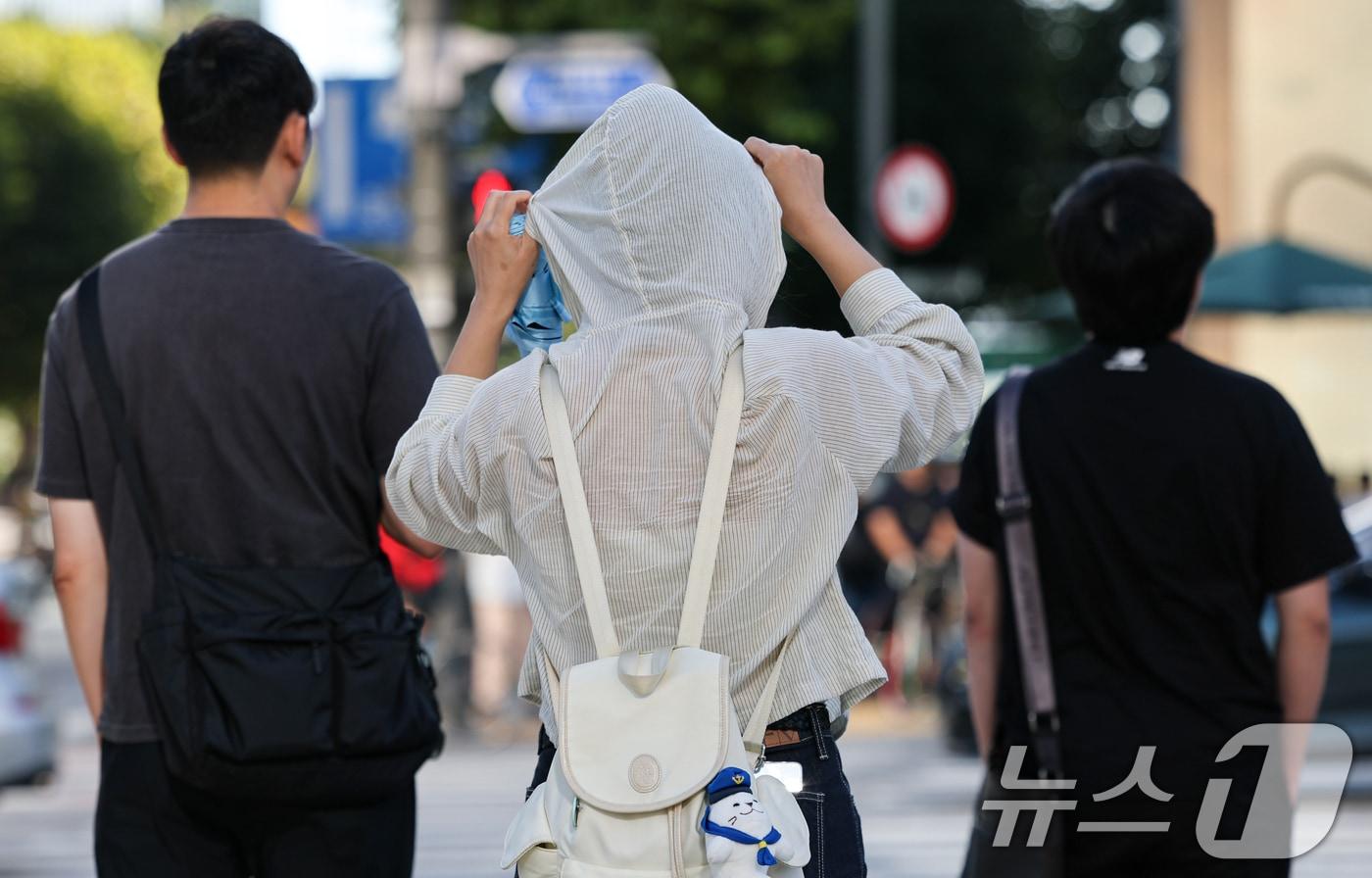 본문 이미지 - 서울 아침 최저기온이 18도까지 떨어지는 등 큰 일교차가 예보된 8일 서울 종로구 광화문네거리에서 긴팔 옷을 입은 시민이 길을 지나고 있다. 2026.9.8 ⓒ 뉴스1 김도우 기자