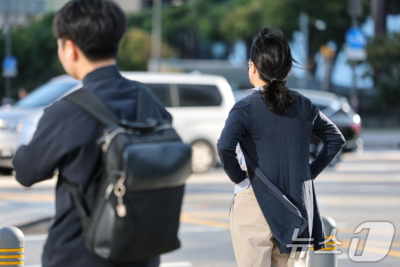 본문 이미지 - 8일 서울 종로구 광화문네거리에서 긴팔 옷을 입은 시민이 길을 지나고 있다. 2026.9.8 ⓒ 뉴스1 김도우 기자