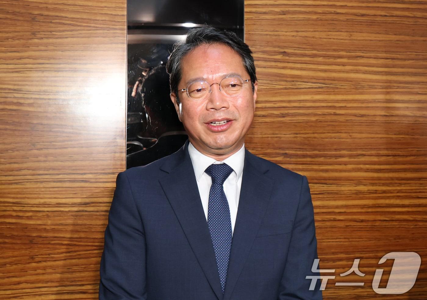 본문 이미지 - 김승원 법무부 장관 후보자가 8일 오전 서울 종로구 적선현대빌딩에 마련된 인사청문회 준비 사무실로 출근하고 있다. 2026.9.8 ⓒ 뉴스1 김민지 기자