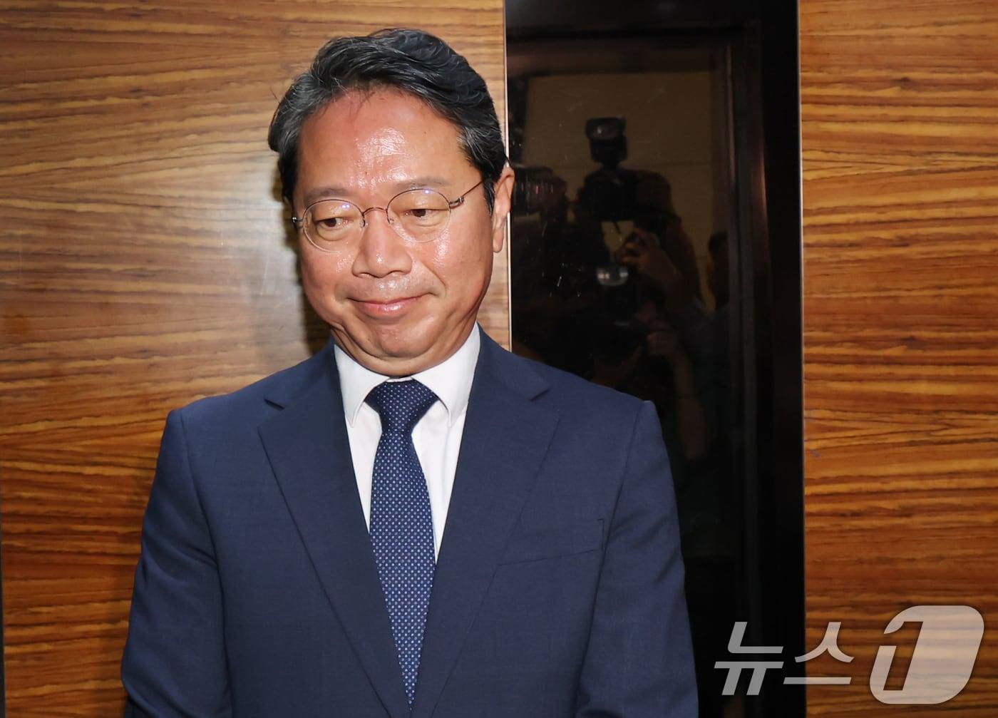 본문 이미지 - 김승원 법무부 장관 후보자가 8일 오전 서울 종로구 적선현대빌딩에 마련된 인사청문회 준비 사무실로 출근하고 있다. 2026.9.8 ⓒ 뉴스1 김민지 기자