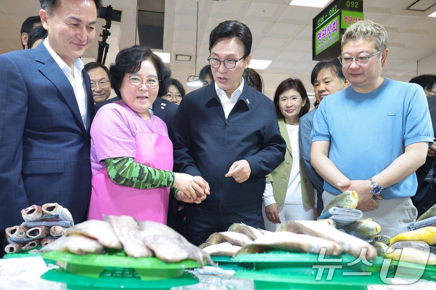 본문 이미지 - 김민석 더불어민주당 대표가 8일 서울 동작구 노량진수산시장을 방문해 상인들과 대화하고 있다. 2026.9.8 ⓒ 뉴스1 신웅수 기자