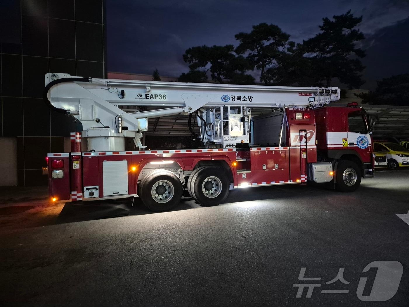 본문 이미지 - 경북소방본부는 8일 야간 출동 때 소방차량의 운행 안전을 높이기 위해 뒷바퀴 안전조명등을 시범 운영한다. /뉴스1