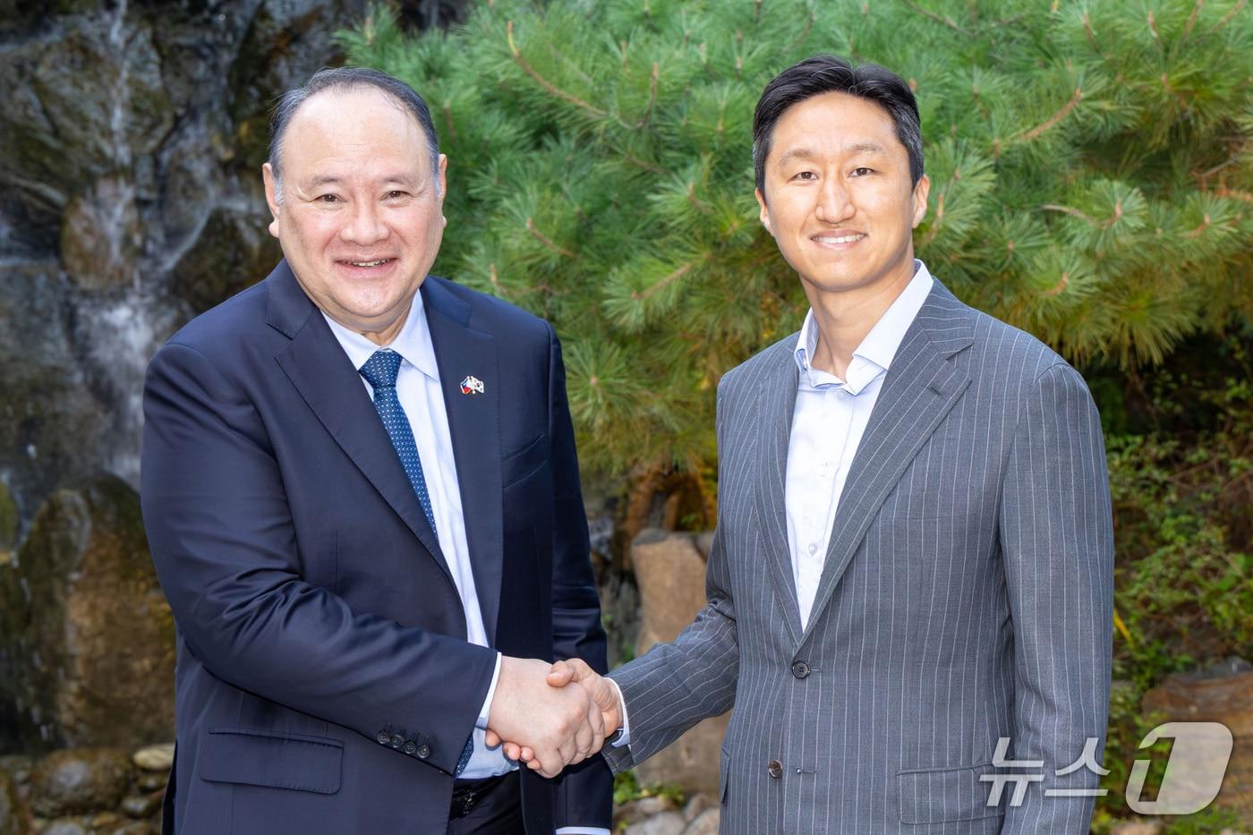 본문 이미지 - 지난 7일 HD현대 정기선 회장(오른쪽)과 길베르토 테오도로 주니어 필리핀 국방장관이 만나 기념사진을 촬영하고 있다. (HD현대 제공) 