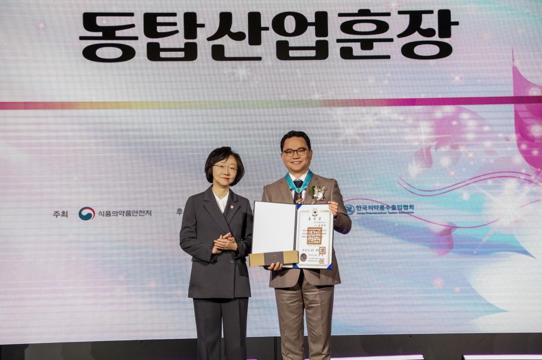 본문 이미지 - 강내규 LG생활건강 CTO가 7일 화장품의 날 기념식에서 동탑산업훈장을 수훈했다.(LG생활건강 제공)