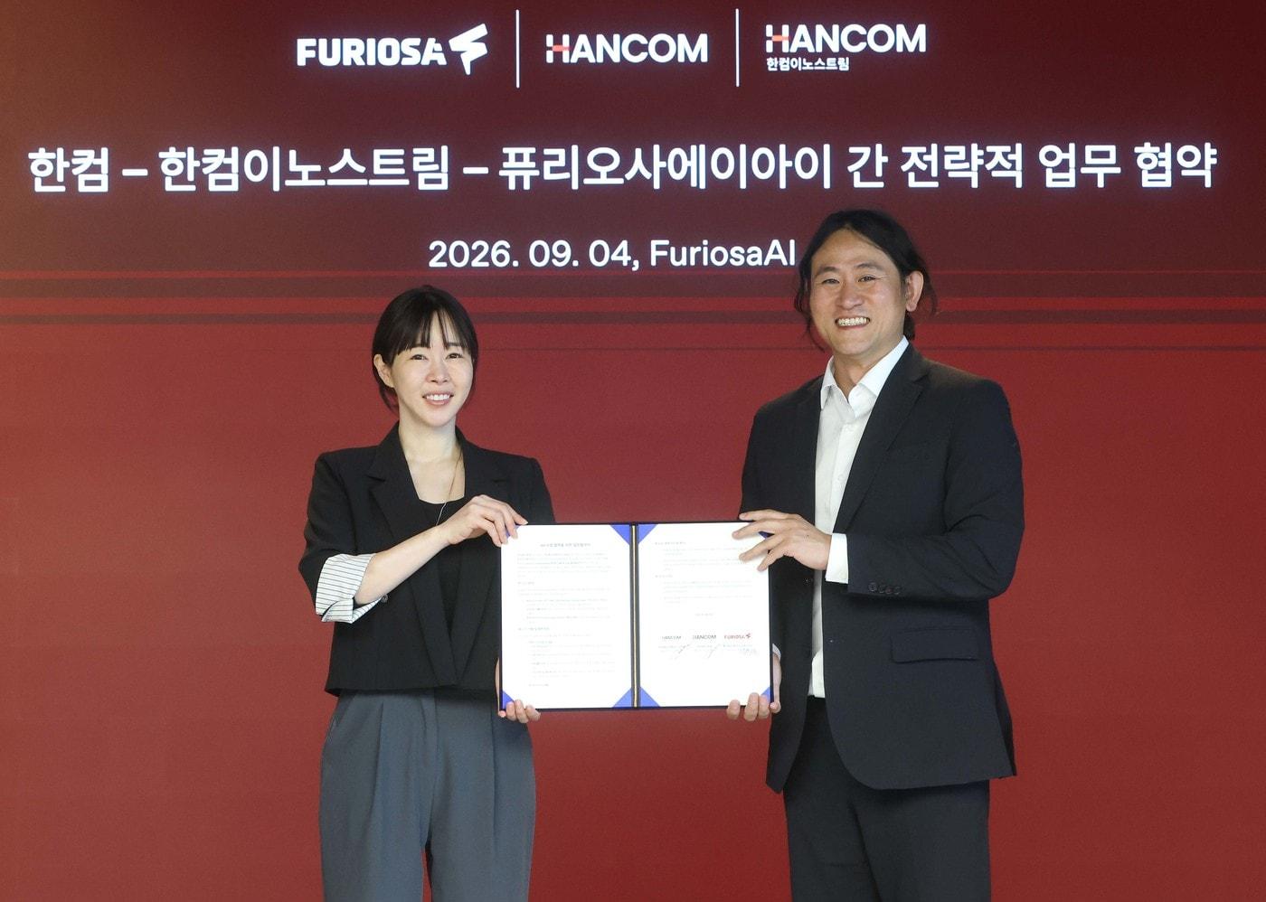 본문 이미지 - 김연수 한컴 대표(왼쪽)와 백준호 퓨리오사 대표 (한컴 제공)/뉴스1