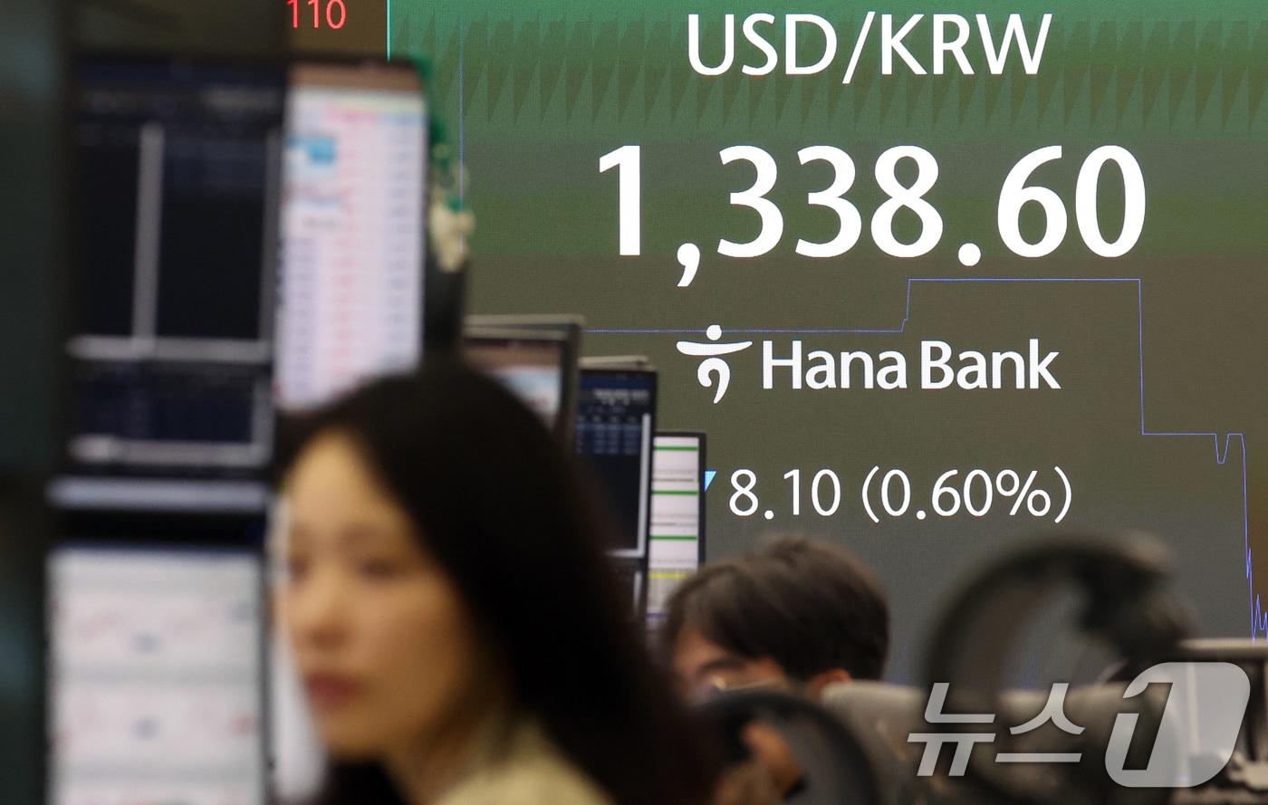 본문 이미지 - 8일 오전 서울 중구 하나은행 딜링룸 전광판에 원달러 환율이 표시되고 있다. 이날 원달러 환율은 장중 한 때 전 거래일 대비 8.10원(0.60%) 내린 1338.60원을 보였다. 2026.9.8 ⓒ 뉴스1 김명섭 기자