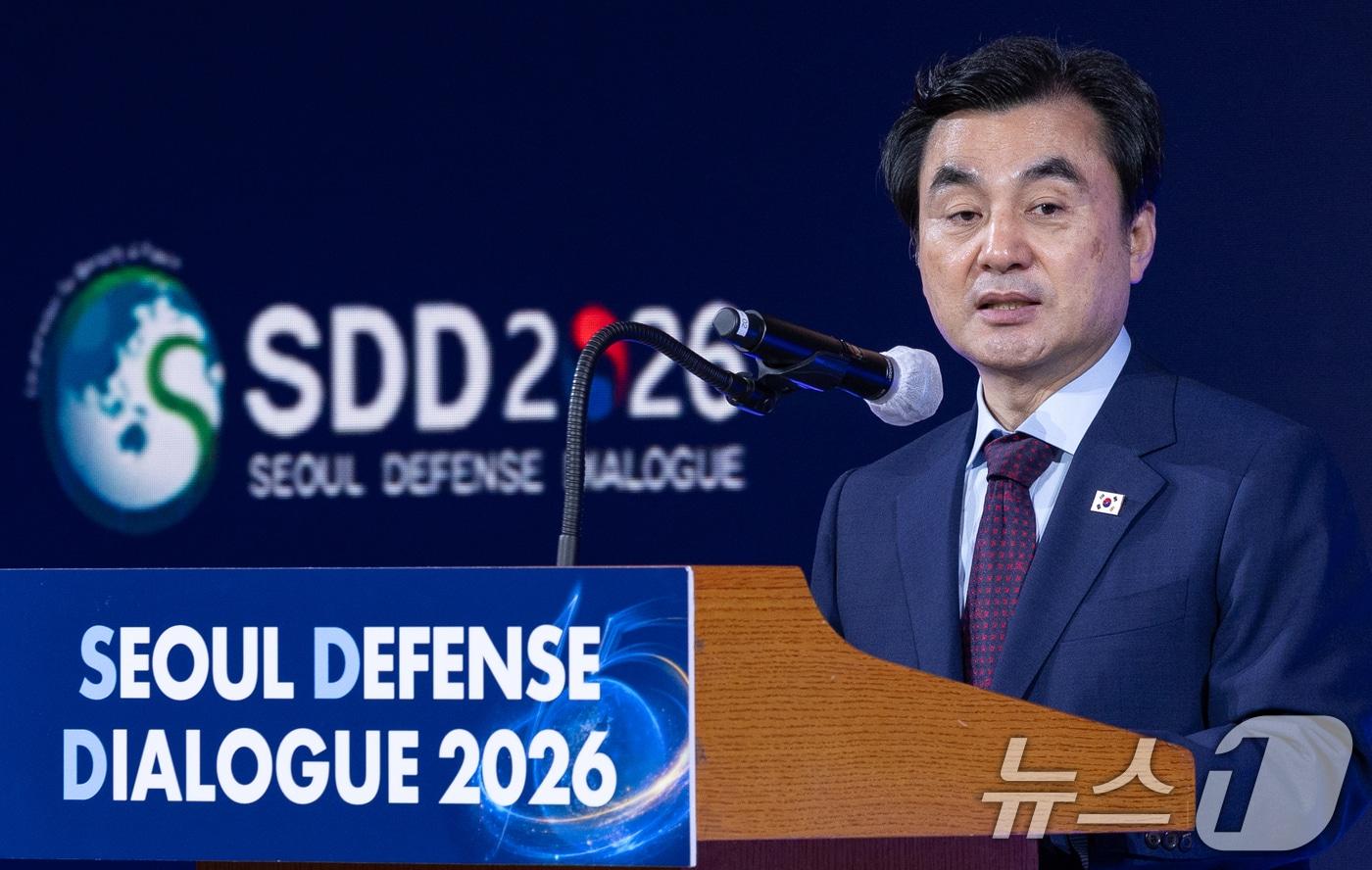 본문 이미지 - 안규백 국방부 장관이 8일 오전 서울 중구 더 그랜드 롯데 서울에서 열린 2026 서울안보대화(SDD) 개회식에 참석해 개회사를 하고 있다. 2026.9.8 ⓒ 뉴스1 안은나 기자