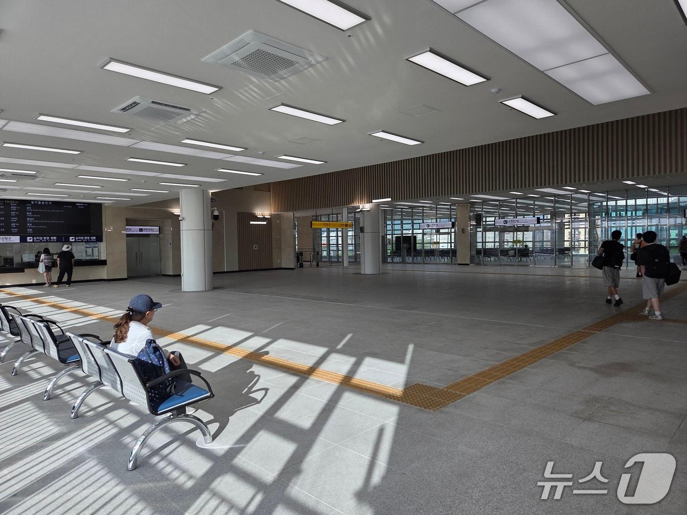 본문 이미지 - 신축 충주역 대합실(독자 제공. 재판매 및 DB금지)