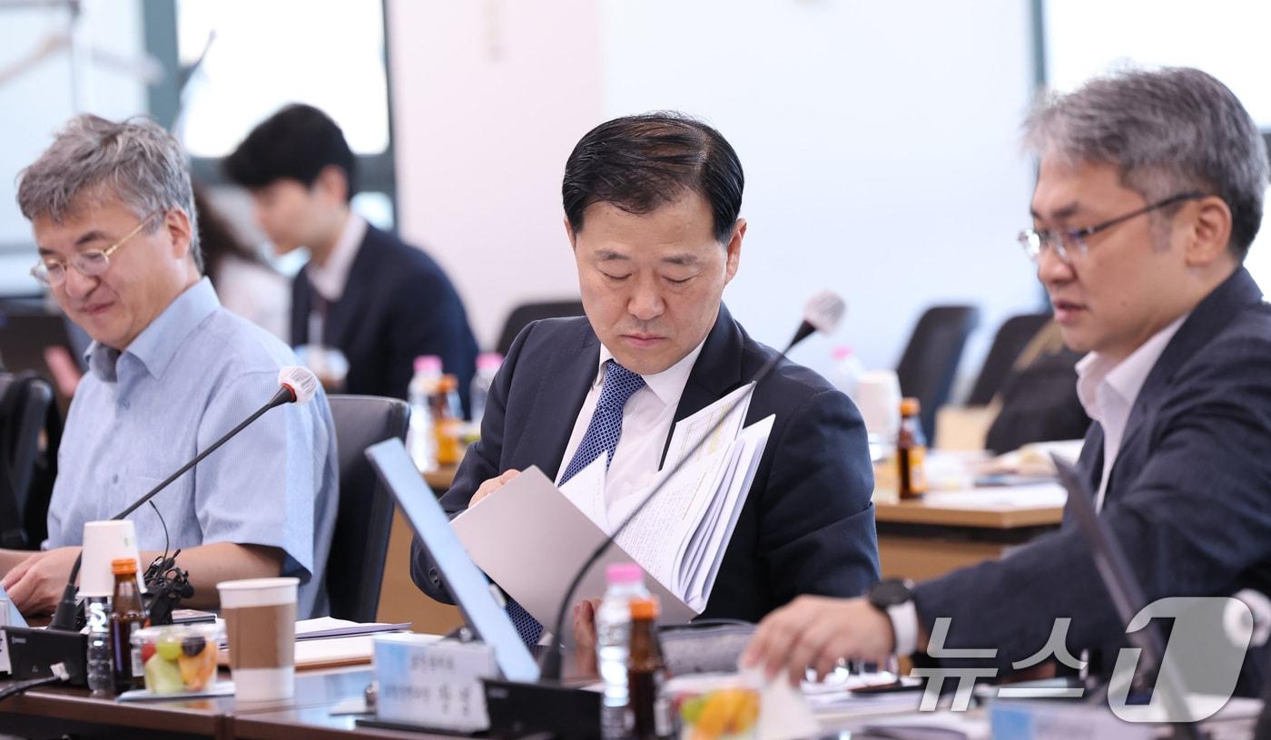 본문 이미지 - 건강보험정책심의위원회 위원장인 이형훈 보건복지부 제2차관이 8일 서울 서초구 건강보험심사평가원에서 열린 제15차 건강보험정책심의위원회에서 자료를 살펴보고 있다. 2026.9.8 ⓒ 뉴스1 박지혜 기자