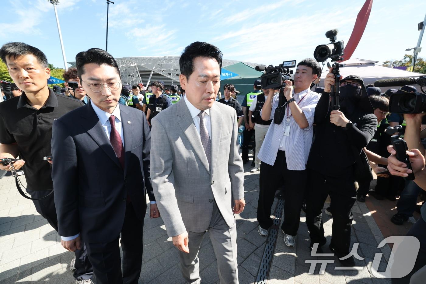 본문 이미지 - 장동혁 국민의힘 대표가 8일 오전 서울 송파구 올림픽공원 핸드볼경기장으로 들어가고 있다. 2026.9.8 ⓒ 뉴스1 박세연 기자