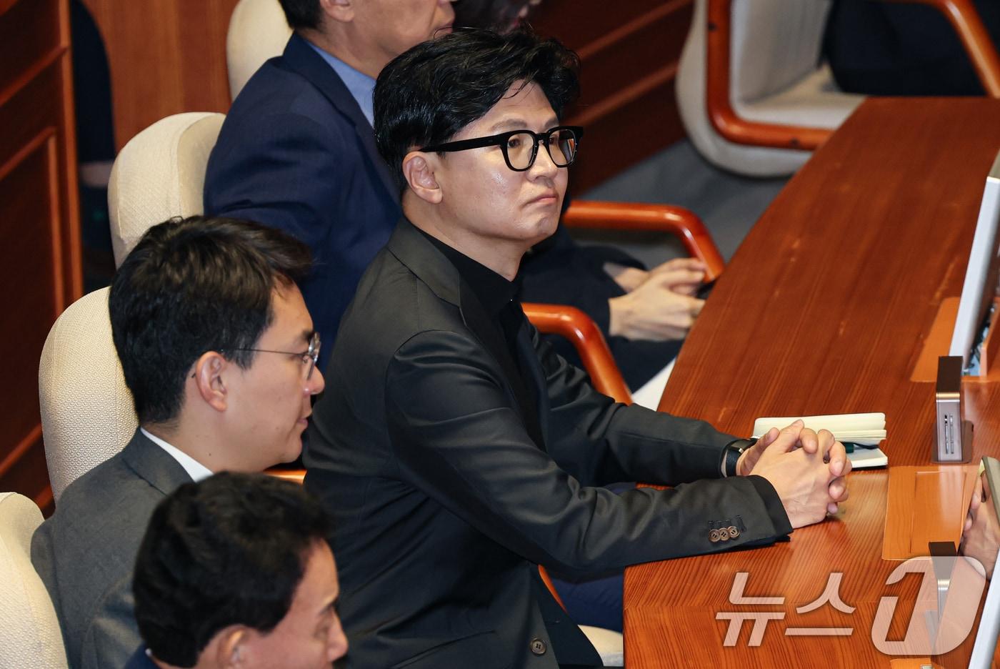 본문 이미지 - 한동훈 무소속 의원이 8일 오전 서울 여의도 국회에서 열린 제439회국회(정기회) 제4차 본회의에 참석해 정점식 국민의힘 원내대표의 교섭단체 대표연설을 듣고 있다. 2026.9.8 ⓒ 뉴스1 김도우 기자