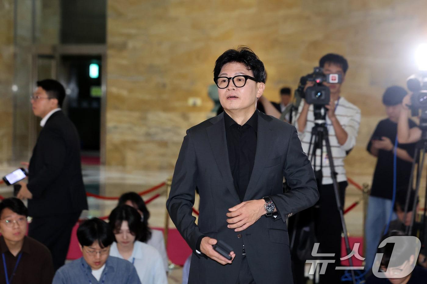 본문 이미지 - 한동훈 무소속 의원이 8일 오전 서울 여의도 국회에서 김승원 법무부 장관 후보자 의혹과 관련 발언을 마치고 본회의장으로 이동하고 있다. 2026.9.8 ⓒ 뉴스1 황기선 기자