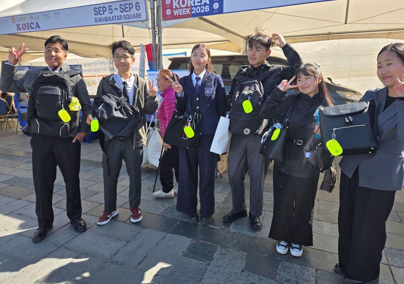 본문 이미지 - 한국교통안전공단이 몽골 울란바토르 수흐바토르 광장서 열린 한국주간 행사에서 자동차 안전용품을 증정하고 있다.(한국교통안전공단 제공)ⓒ 뉴스1