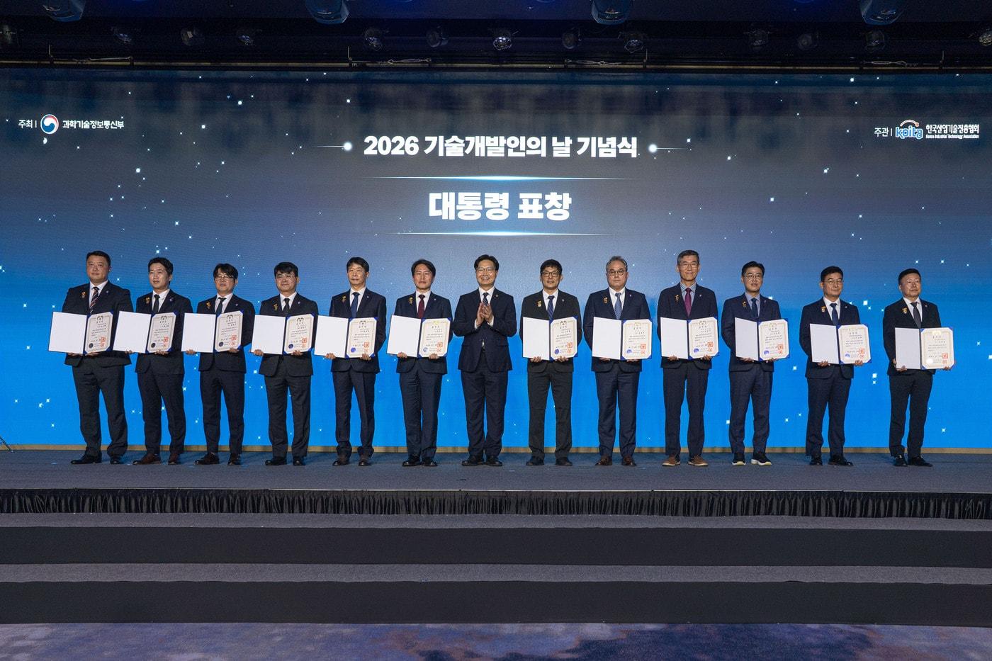 본문 이미지 - 금호석유화학이 고성능 타이어의 연비와 제동 성능을 높이는 고부가가치 합성고무 개발 성과를 인정받아 대통령 표창을 받았다고 8일 밝혔다. 김재윤 수석연구원(좌측에서 다섯번째)이 기념사진을 촬영하고 있다. (금호석유화학 제공)
