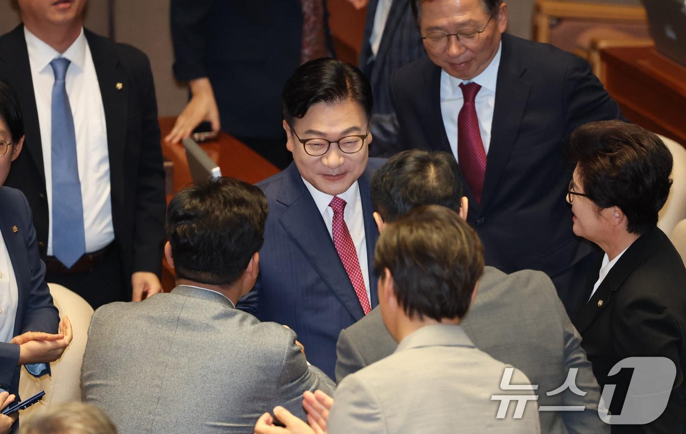 본문 이미지 - 정점식 국민의힘 원내대표가 8일 오전 서울 여의도 국회에서 열린 제439회국회(정기회) 제4차 본회의에서 교섭단체 대표연설을 마치고 국민의힘 의원들과 인사를 나누고 있다. 2026.9.8 ⓒ 뉴스1 김도우 기자