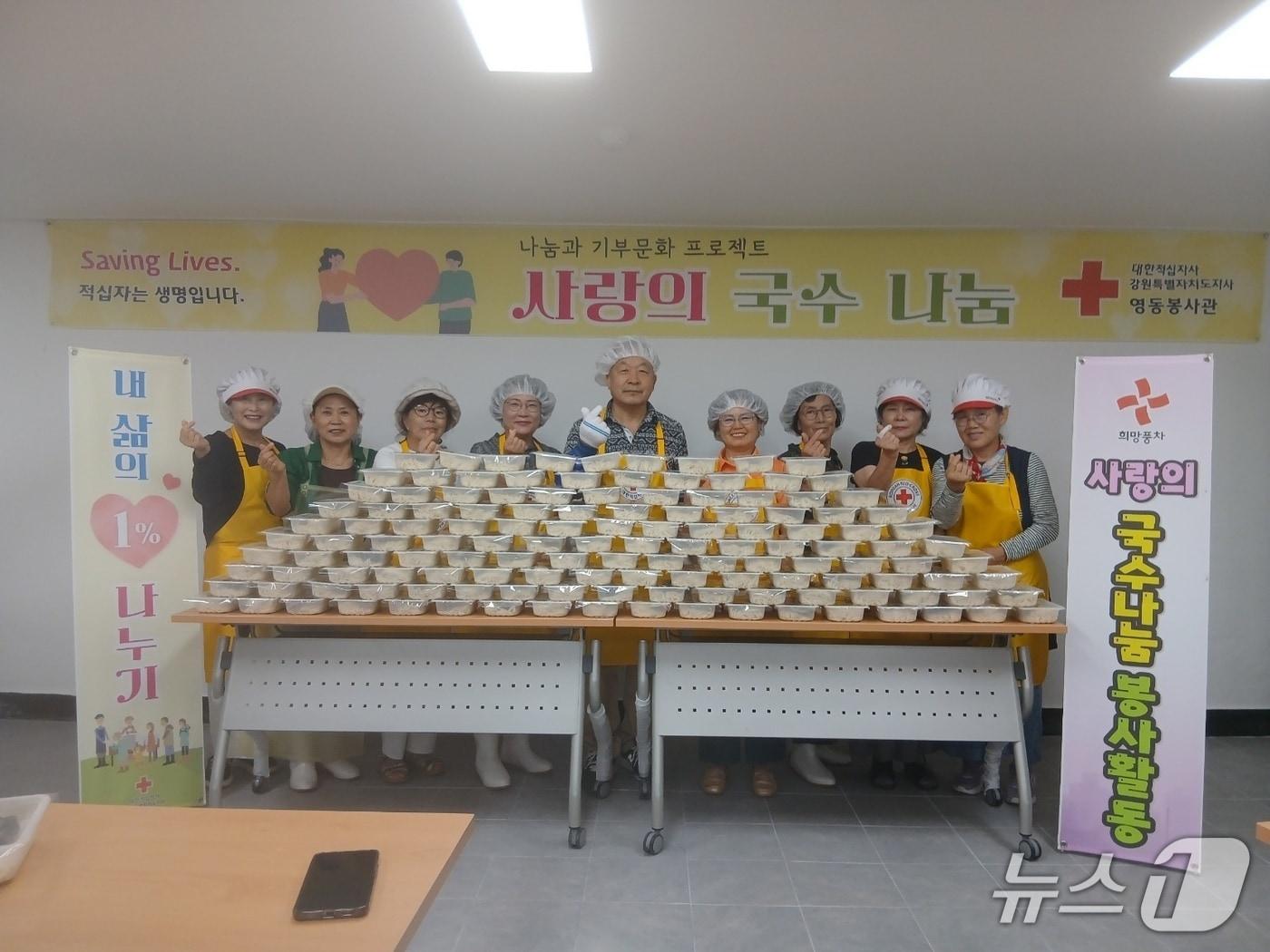 본문 이미지 - 새마을문고 구정면분회(회장 강상원) 회원들이 지난 7일 적십자영동봉사관과 함께 지역 이웃들에게 전달할 '사랑의 국수 밀키트'를 마련하고 기념 촬영을 하고 있다.(새마을문고 구정면분회 제공, 재판매 및 DB 금지) 2026.9.8/뉴스1
