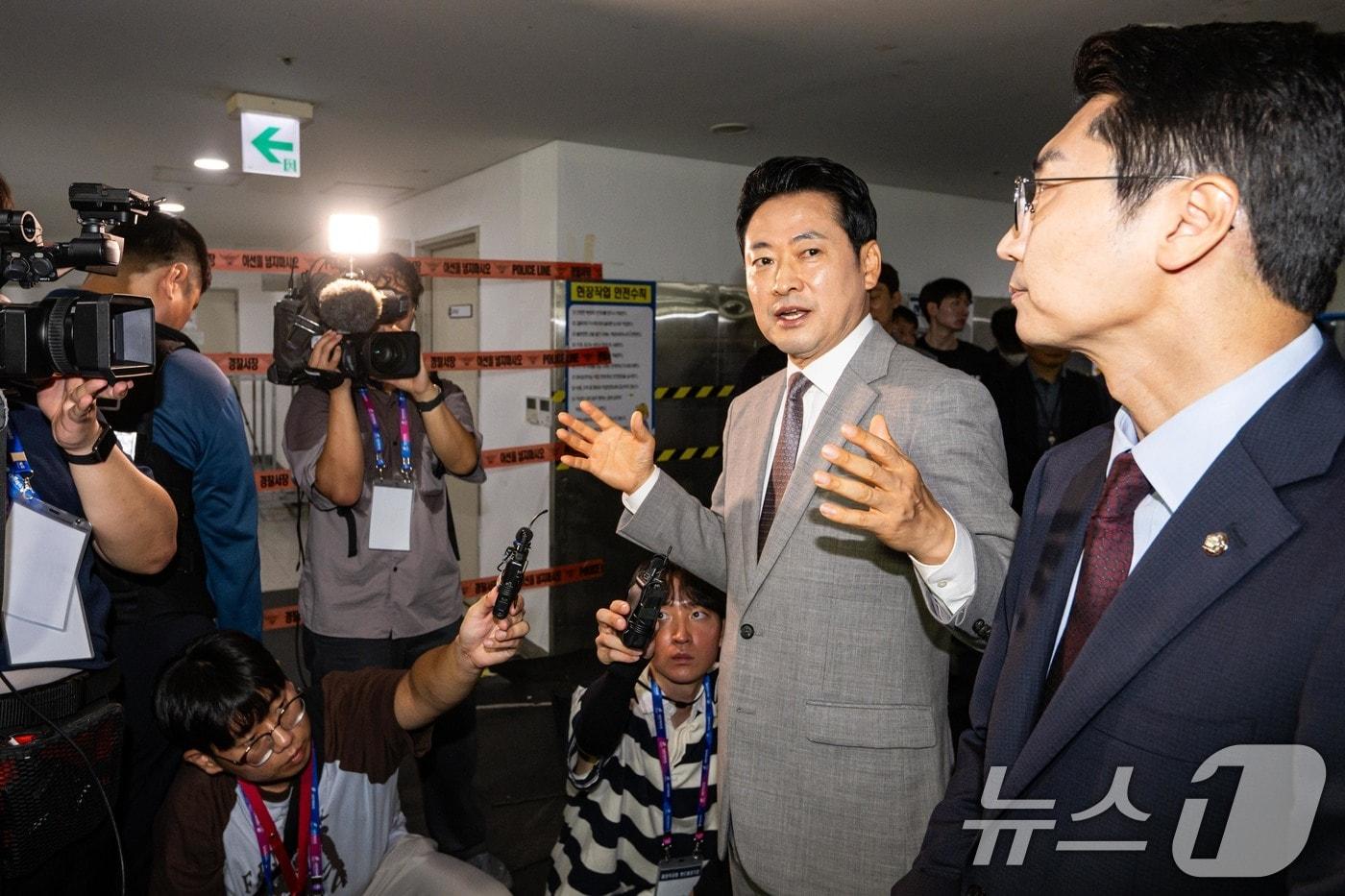 본문 이미지 - 장동혁 국민의힘 대표가 8일 서울 송파구 올림픽공원 핸드볼 경기장에 진입해 선거 관련 용품들이 보관된 곳을 살펴보고 있다. 2026.9.8 ⓒ 뉴스1 사진공동취재단