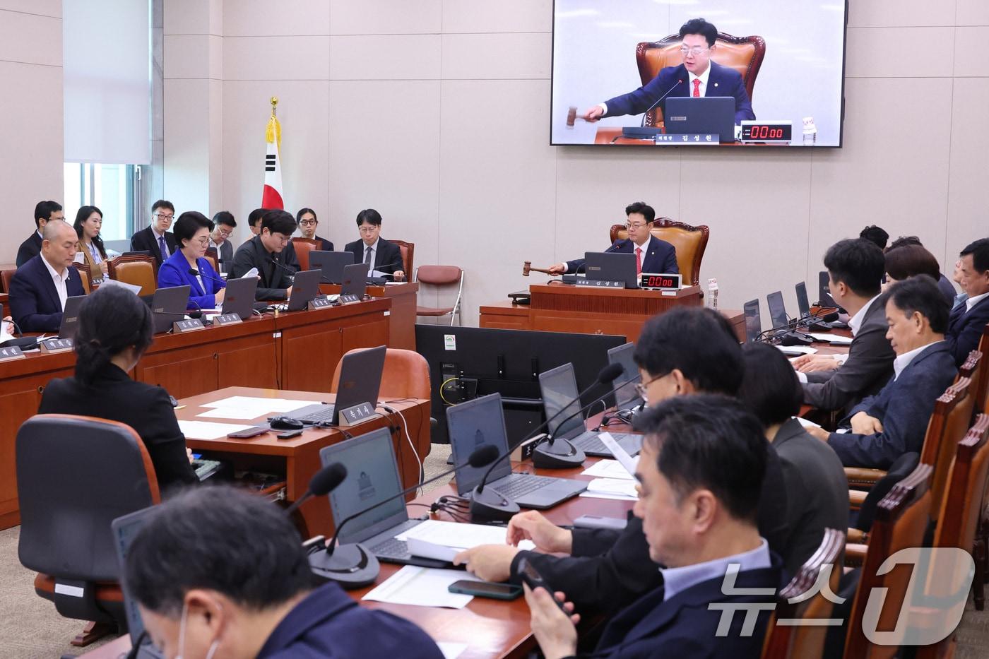 본문 이미지 - 김성원 위원장이 8일 서울 여의도 국회에서 열린 산업통상자원중소벤처기업위원회 전체회의에서 안건을 처리하고 있다. 2026.9.8 ⓒ 뉴스1 신웅수 기자