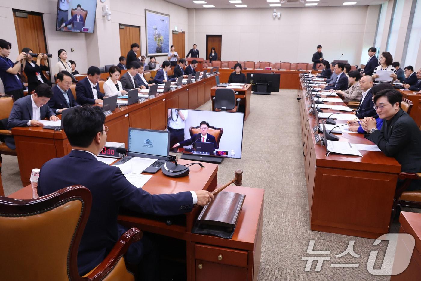 본문 이미지 - 김성원 위원장이 8일 서울 여의도 국회에서 열린 산업통상자원중소벤처기업위원회 전체회의에서 안건을 처리하고 있다. 2026.9.8 ⓒ 뉴스1 신웅수 기자