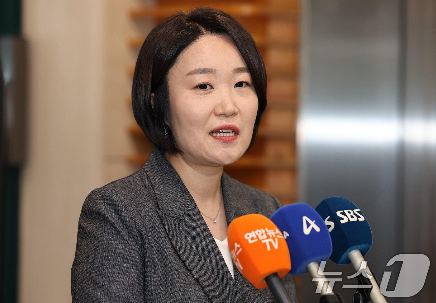 본문 이미지 - 이소영 중소벤처기업부 장관 후보자가 8일 서울 영등포구 소상공인연합회에서 차담회를 마친 뒤 취재진의 질문에 답하고 있다. 2026.9.8 ⓒ 뉴스1 이종수 기자