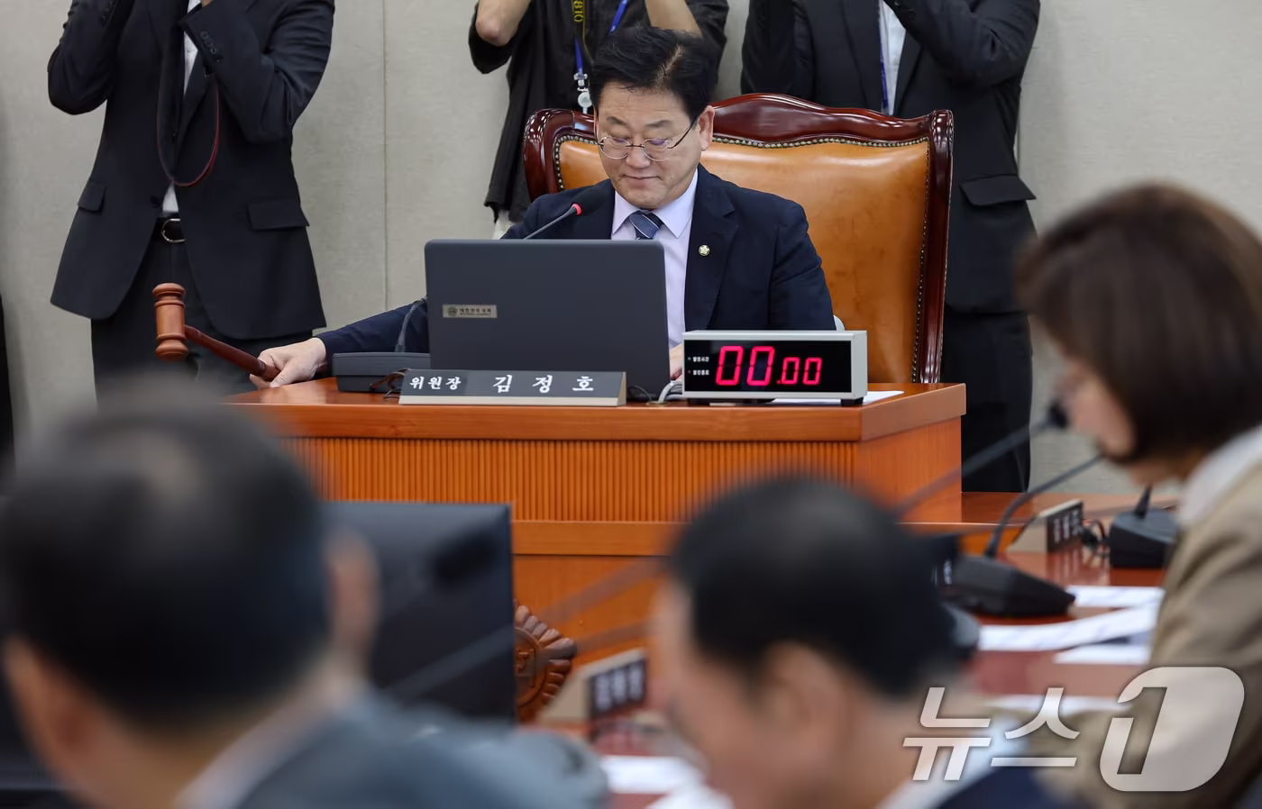 본문 이미지 - 김정호 국회 기후에너지환경노동위원회 위원장이 지난 8일 서울 여의도 국회에서 열린 기후에너지환경노동위원회 전체회의를 주재하고 있다. 2026.9.8 ⓒ 뉴스1 김도우 기자