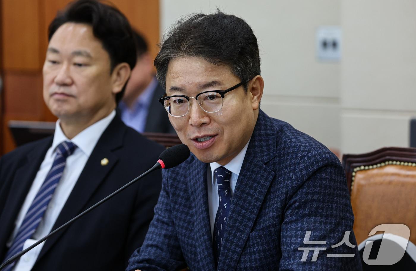 본문 이미지 - 8일 서울 여의도 국회에서 열린 기후에너지환경노동위원회 전체회의에서 여당 간사로 선출된 최기상 더불어민주당 의원이 인사말을 하고 있다. 2026.9.8 ⓒ 뉴스1 김도우 기자
