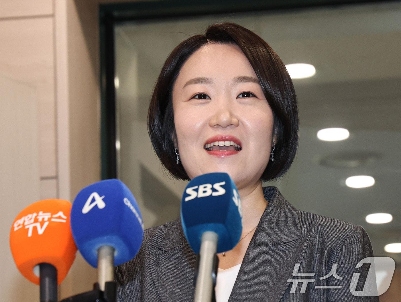 본문 이미지 - 이소영 중소벤처기업부 장관 후보자가 8일 서울 영등포구 소상공인연합회에서 차담회를 마친 뒤 취재진의 질문에 답하고 있다. 2026.9.8 ⓒ 뉴스1 이종수 기자
