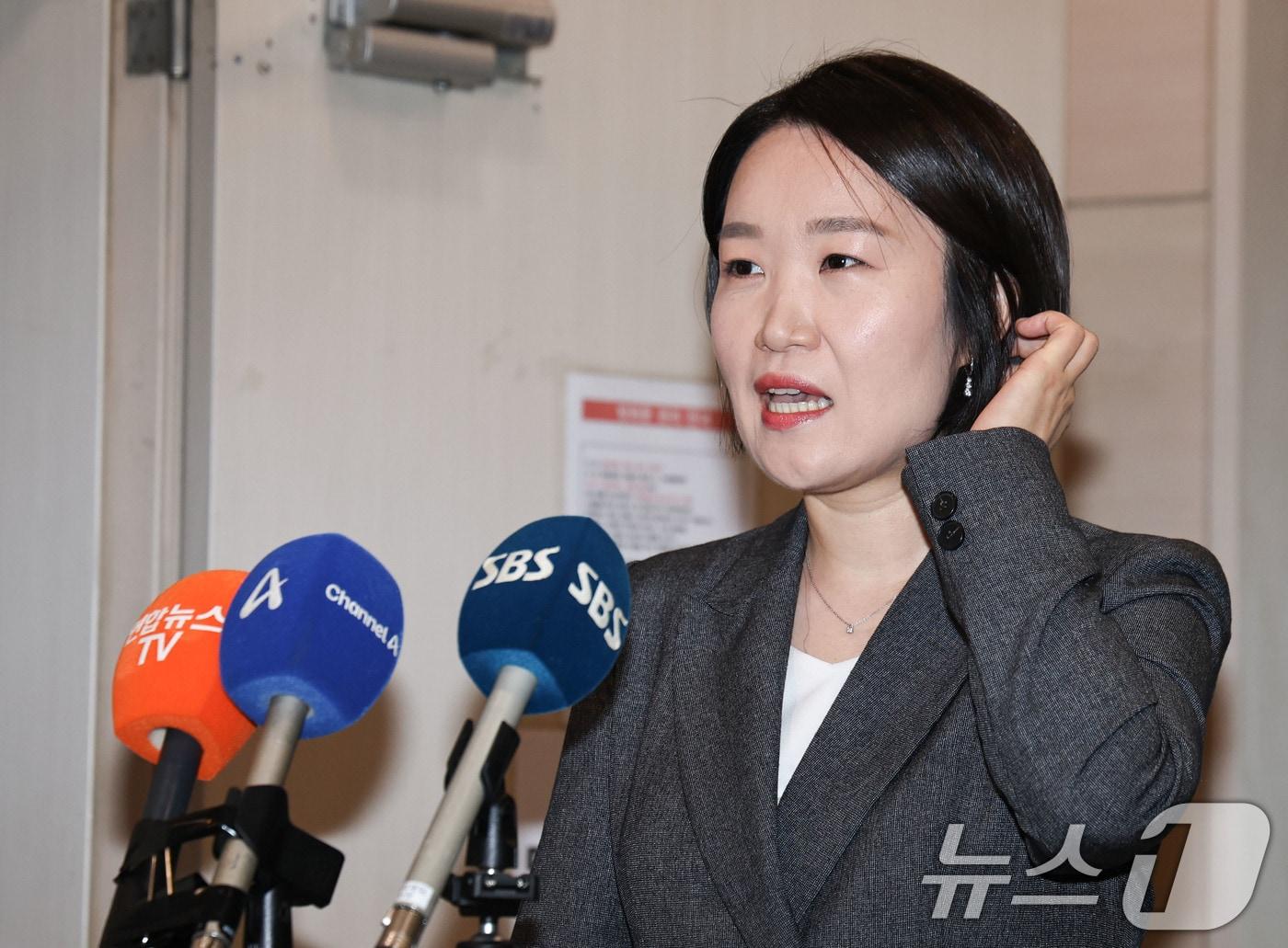 본문 이미지 - 이소영 중소벤처기업부 장관 후보자가 8일 서울 영등포구 소상공인연합회에서 차담회를 마친 뒤 취재진의 질문에 답하고 있다. 2026.9.8 ⓒ 뉴스1 이종수 기자