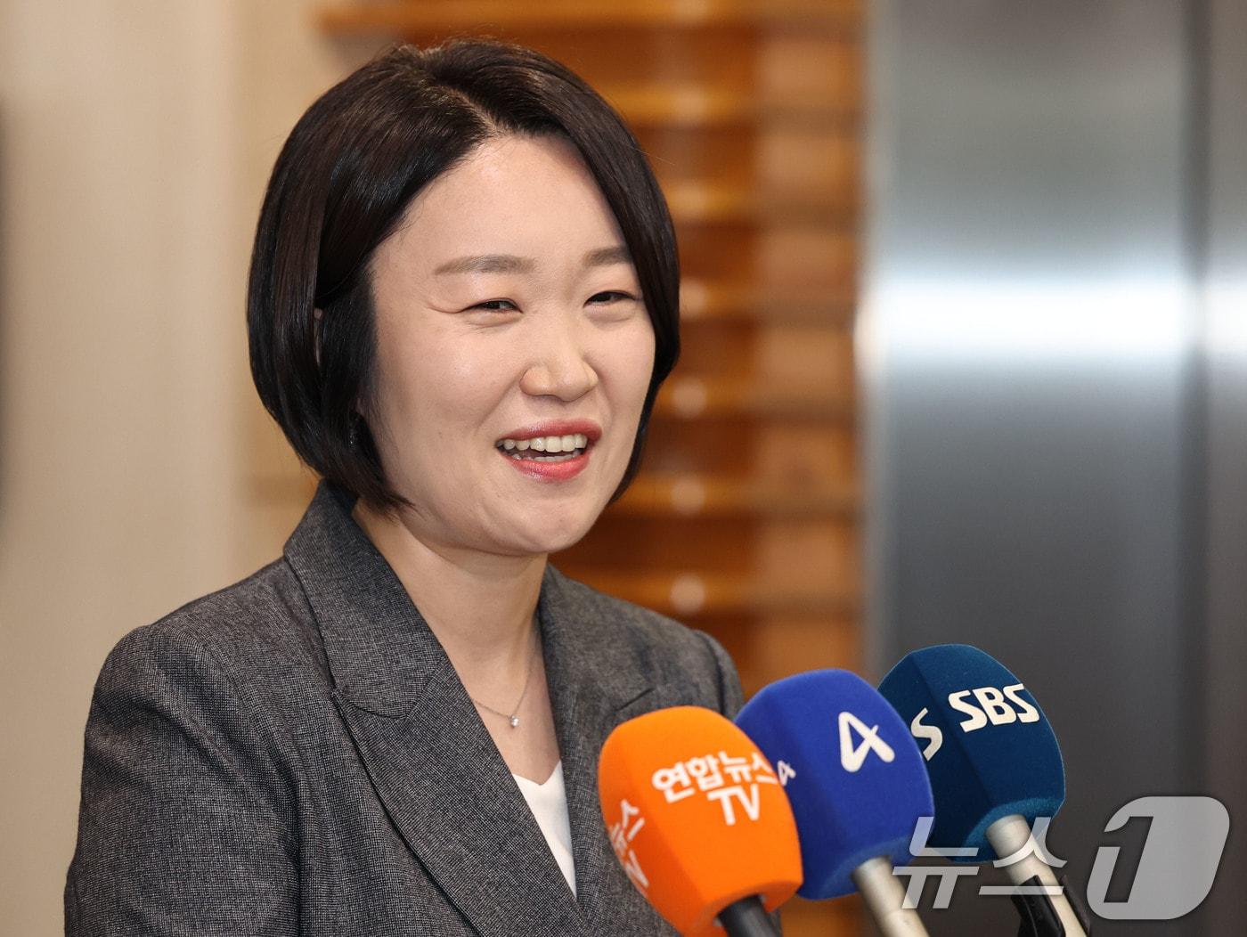 본문 이미지 - 이소영 중소벤처기업부 장관 후보자가 8일 서울 영등포구 소상공인연합회에서 차담회를 마친 뒤 취재진의 질문에 답하고 있다. 2026.9.8 ⓒ 뉴스1 이종수 기자