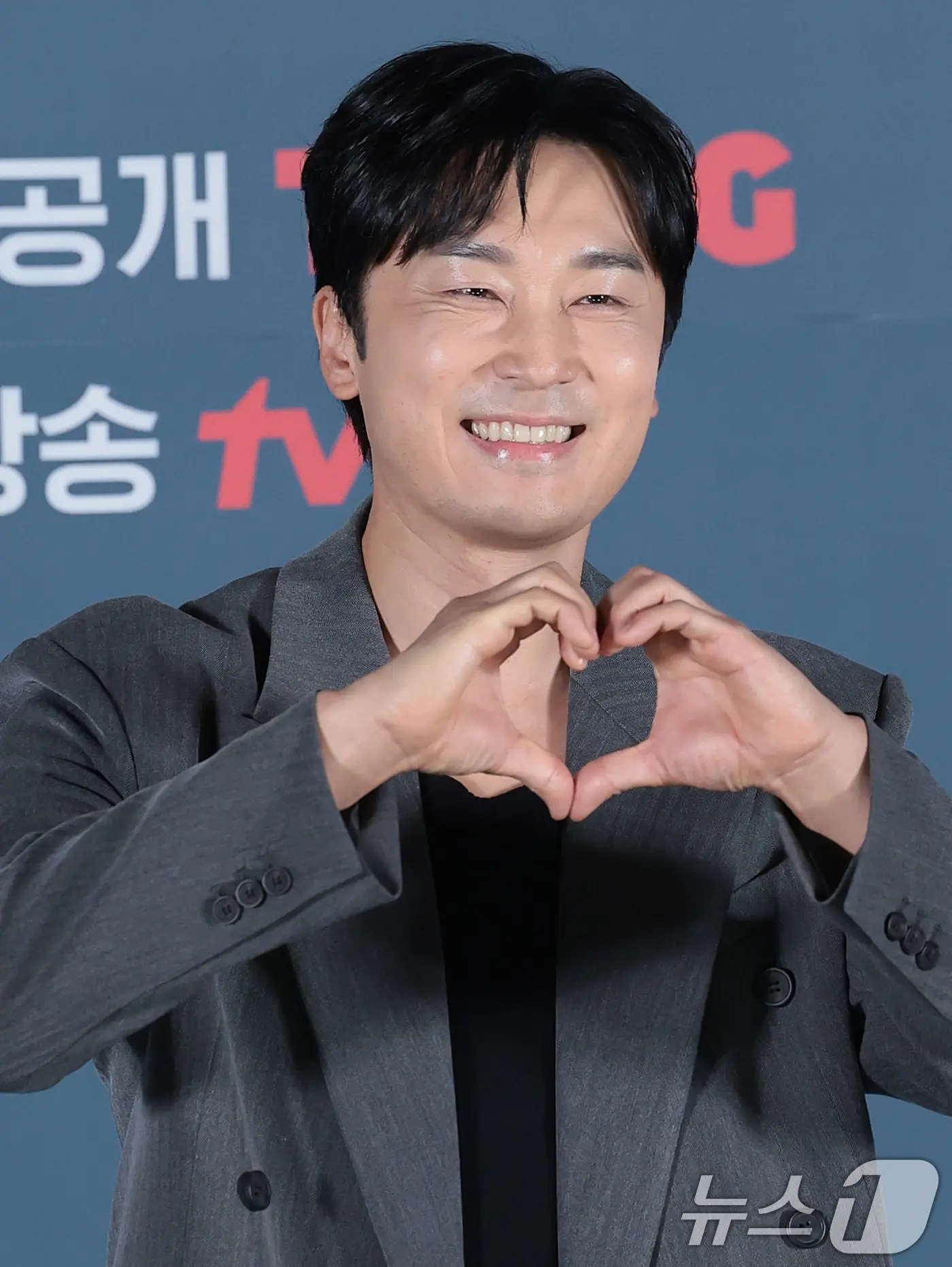 본문 이미지 - 배우 서현우가 8일 서울 용산구 CGV 용산아이파크몰에서 열린 티빙 오리지널 ‘로또 1등도 출근합니다’(감독 윤영빈) 제작발표회에 참석해 포즈를 취하고 있다. ‘로또 1등도 출근합니다’는 위아래로 치이며 하루하루를 버티던 팀장 공은태(이준혁 분)가 로또 1등에 당첨된 후 사직서 대신 당첨금 13억을 품고 이전과 다른 마음가짐으로 출근하는 K-직장인 오피스 드라마다. 2026.9.8 ⓒ 뉴스1 권현진 기자